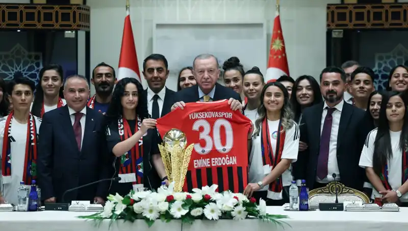 Yüksekovaspor Kadın Futbol Takımı, Cumhurbaşkanı Erdoğan’la Geleceği Konuştu