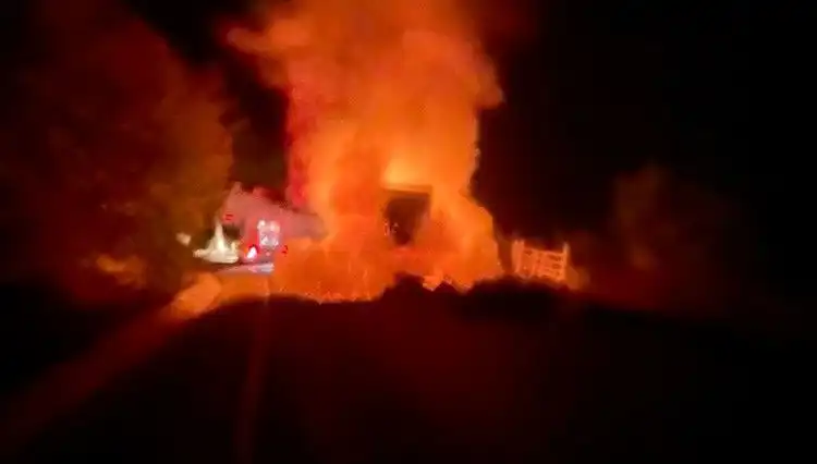 Seyir Halindeki Kamyonet Korkutan Yangınla Alev Alev Yandı
