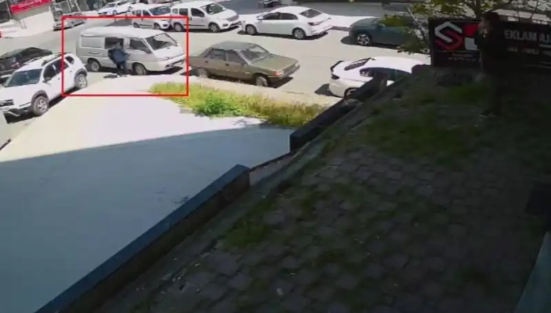 Hızla Kaçmak İsteyen Hırsız, Araçtan Tutuşan Bir Kahraman Tarafından Yakalandı!