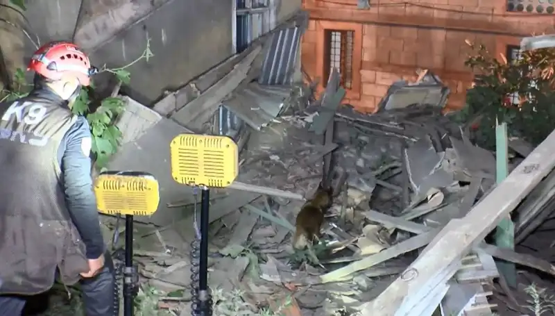 İstanbul'da Deprem Sonrası Çöken Bina, Kentin Tehlike Haritasını Yeniden Gözden Geçirdi