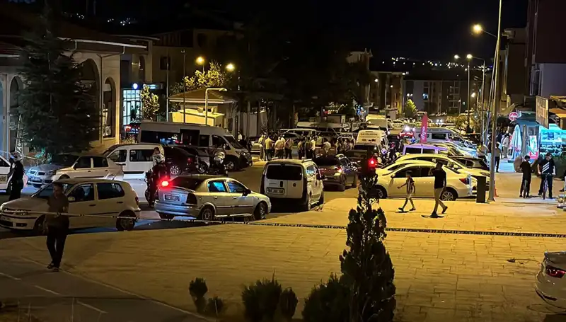 İki Ailenin Kavgası Hastaneye Taşındı: 1 Ağır Yaralı!